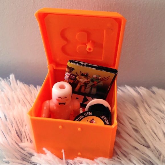 cSapphire Roblox Toy with Super Pink Heart Face Code - Picture 8 of 8